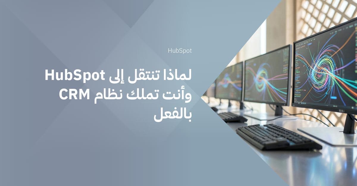 غرفة حديثة أنيقة تمتلئ بصفوف من الخوادم العاملة، وأضواء LED زرقاء هادئة تلقي وهجاً أثيرياً على وحدات تحكم فضية لامعة.